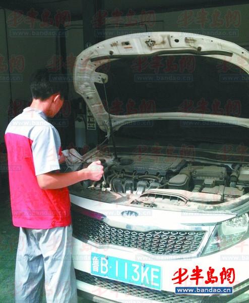 工作人員正在檢修車輛。