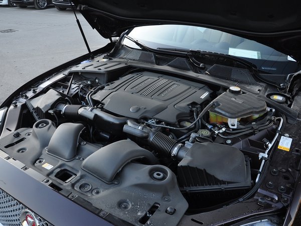 捷豹 XJL 3.0 SC 發(fā)動機主體特寫