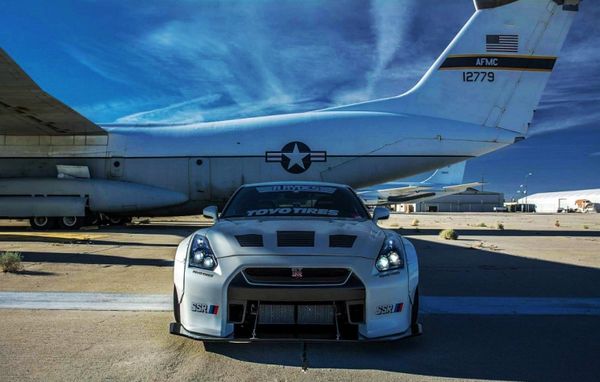 霸氣外露 GT-R R35與噴氣式戰(zhàn)斗機(jī)齊寫真