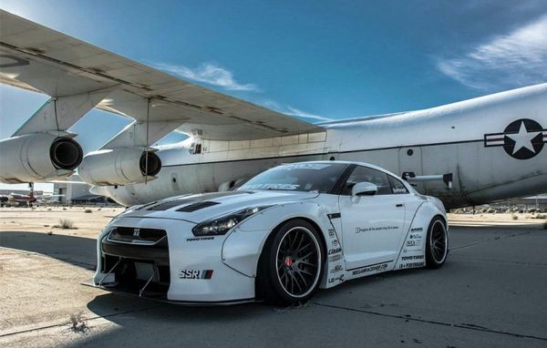 霸氣外露 GT-R R35與噴氣式戰(zhàn)斗機(jī)齊寫真