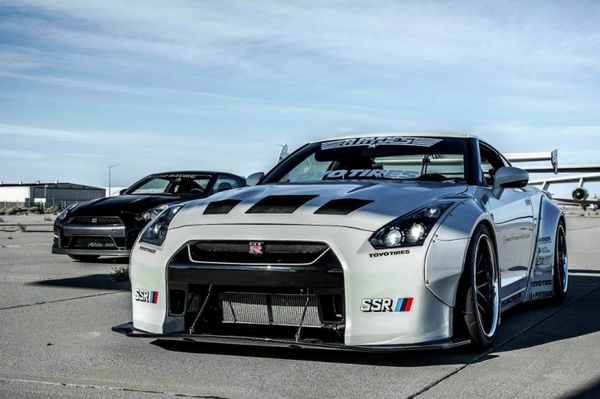 霸氣外露 GT-R R35與噴氣式戰(zhàn)斗機(jī)齊寫真