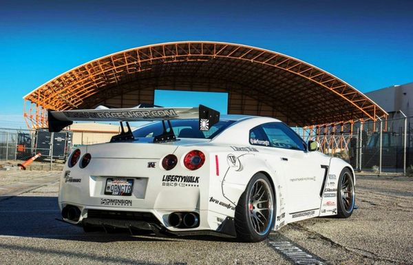 霸氣外露 GT-R R35與噴氣式戰(zhàn)斗機(jī)齊寫真