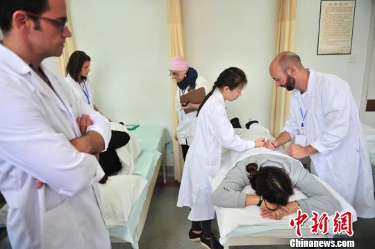 洋徒弟杠上老中醫(yī):一個(gè)難并快樂一個(gè)有了危機(jī)感
