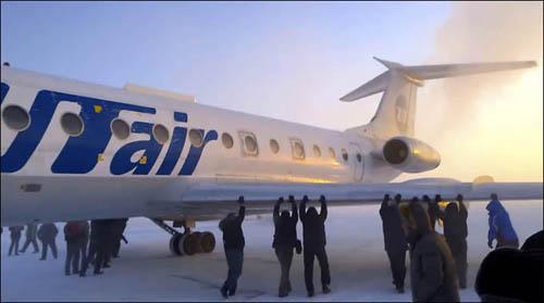 俄客機零下52度下被凍冰面上難起飛 乘客推飛機(圖)