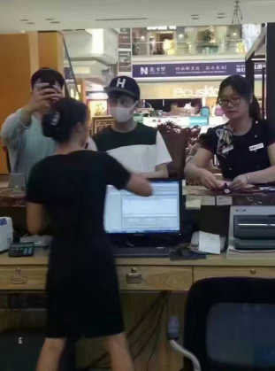 何炅陪媽媽逛商場疑安家 十指緊扣愛心爆棚 何炅陪媽媽逛商場疑安家 十指緊扣愛心爆棚