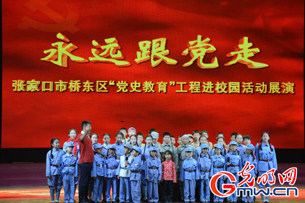 ���h��Ů�����`֥��Ѳ���ںӱ����ҿچ���(d��ng) ����tɫ�Ļ��M(j��n)У�@�ᳱ