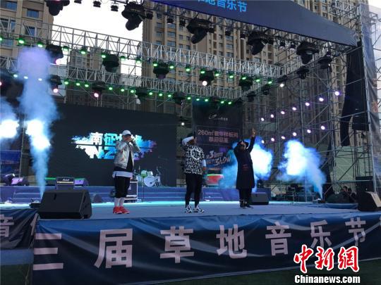 蘭州舉辦草地音樂節(jié)本土高校樂隊(duì)與明星同臺(tái)嗨歌