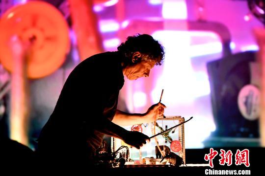 深圳:法國音樂人廢棄機(jī)械部件當(dāng)樂器演奏奇妙音樂