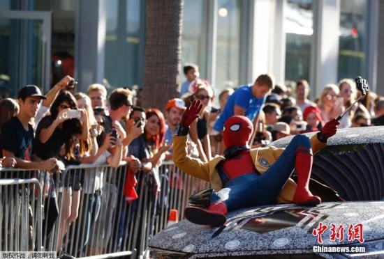 ����������(gu��)���R�]���Ӱ��֩��b��Ӣ�ۚw��(l��i)��( Spider-Man: Homecoming)��ӳ���t̺�Ͽ��^�ǹ����ڣ�����F�b��С�_���ء������c��÷�̡�����ɯ����÷�ٴ�ͬ������������˹̹����(Stan Lee)׃��֩���ˡ����ŵǈ�(ch��ng)�����ͣ�ٝ�_(d��)�����Ơ���(Zendaya)��ɫ��β�L(zh��ng)ȹ�ɚ⃺ʮ������(ch��ng)��ʮ�֟��[��