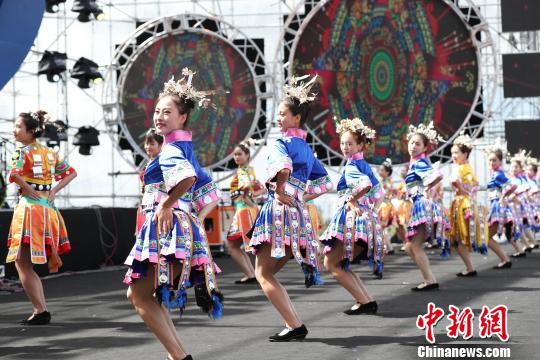 全國(guó)30余支風(fēng)箏隊(duì)齊聚貴州興仁共慶苗族“八月八”