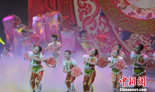 齊魯戲苑薪火相傳老中青三代戲曲藝術家元宵送福