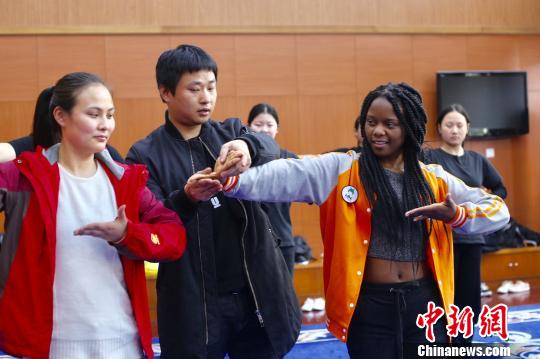 傳統(tǒng)越劇吸引外國友人一招一式彰顯東方魅力