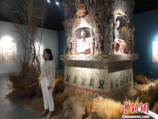 “覺(jué)色敦煌”在滬揭幕3000平方米黃沙還原敦煌實(shí)景