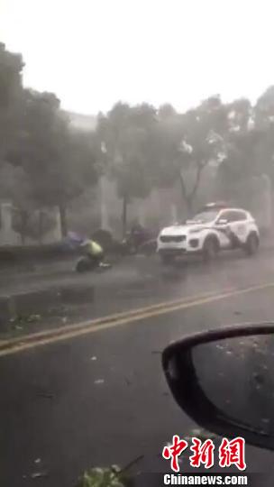 南京一男子大雨天摔倒街頭民警頂風(fēng)雨為其擋住來(lái)往車輛