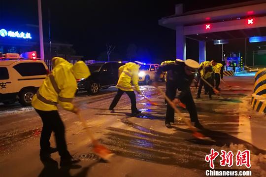 �����˲�ӭ�����׈���ѩ����ѩҹ����