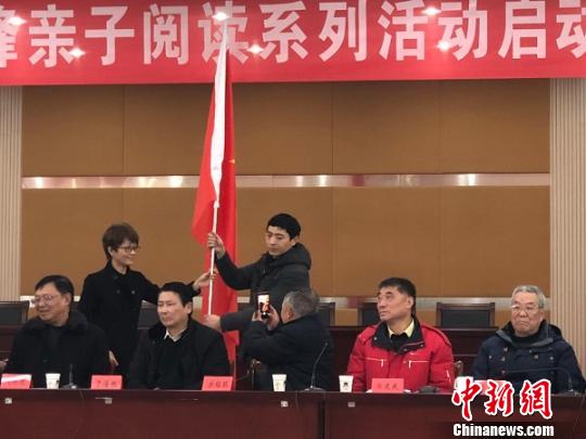 鹽城七旬農(nóng)民“舉債”辦農(nóng)家書屋激勵(lì)讀者學(xué)雷鋒