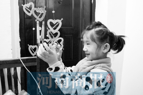 鄭州一對夫妻自幼患小兒麻痹癥 靠擺地攤養(yǎng)活兒女