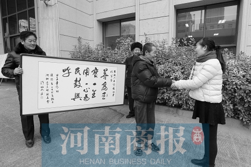 鄭州一醫(yī)院免費(fèi)為柴火妹爸爸治病 已扔掉雙拐正常行走