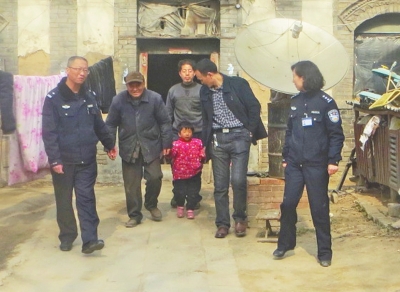 武陟縣貧困戶靠撿垃圾為生 有群愛(ài)心“民警親戚”