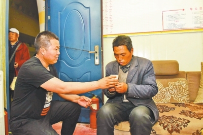 鄭州街頭車長認(rèn)出走失男子 曾在朋友圈看到尋人啟事