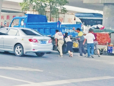 鄭州街頭貨車拋錨 等活農(nóng)民工幫忙推車