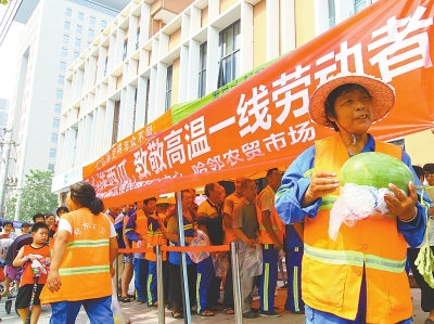 開封西瓜滯銷急壞瓜農(nóng) 愛心企業(yè)購3萬斤瓜送市民