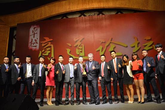 說明: 羅杰道森頒發(fā)團(tuán)隊(duì)銷售冠軍獎(jiǎng)杯