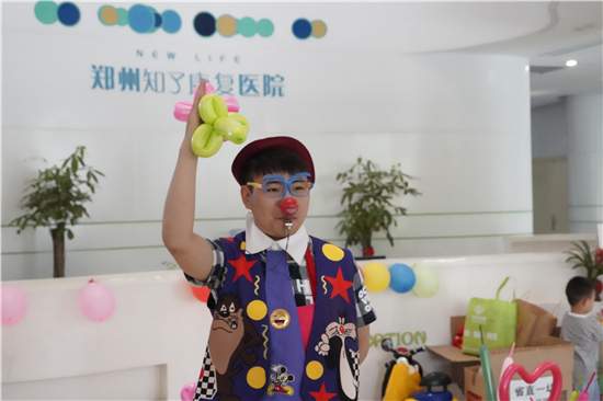 首屆自閉癥國際家庭論壇在鄭州知了康復(fù)醫(yī)院舉行