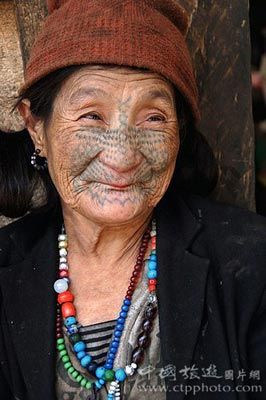 目前獨龍族只剩下三十多位紋面女,最年輕的也是花甲之年 吳世平攝