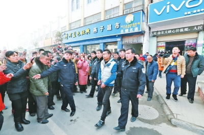 修手機(jī)起爭(zhēng)執(zhí) 開封男子持射釘“槍”行兇致4個(gè)月大嬰兒死亡