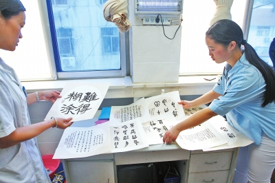 母親病重全家負(fù)債 24歲女孩扛起重?fù)?dān):賣字救母