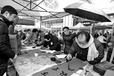 書法高手瑞雪中義務寫春聯(lián)送祝福