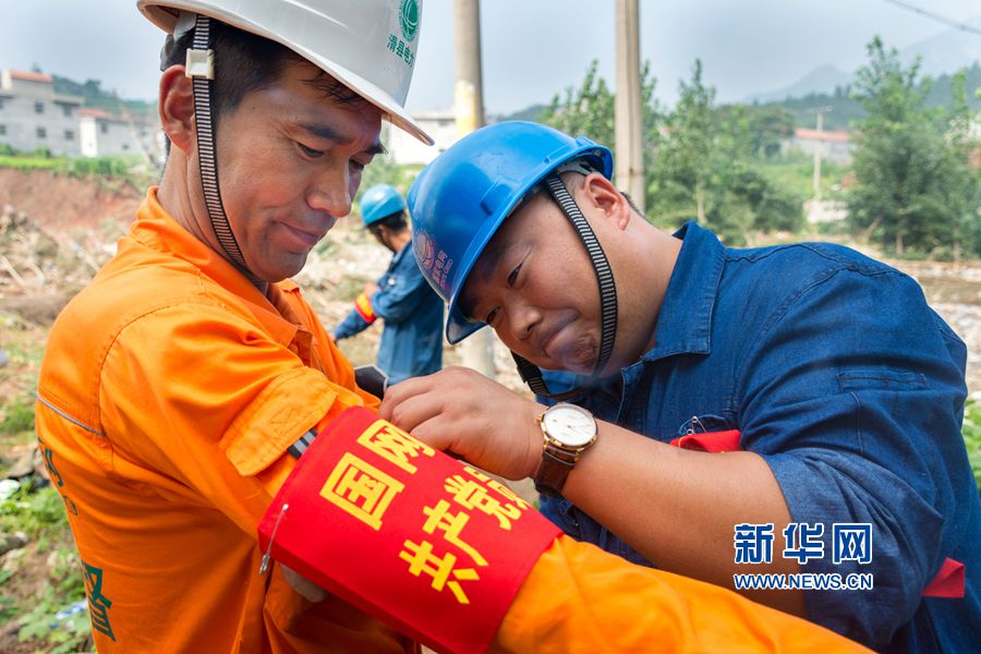 河南滑縣:黨員突擊隊(duì)沖鋒抗洪第一線 河南滑縣:黨員突擊隊(duì)沖鋒抗洪第一線
