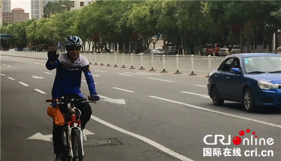 圖片默認(rèn)標(biāo)題_fororder_03新疆庫爾勒街頭騎車的老人_副本1