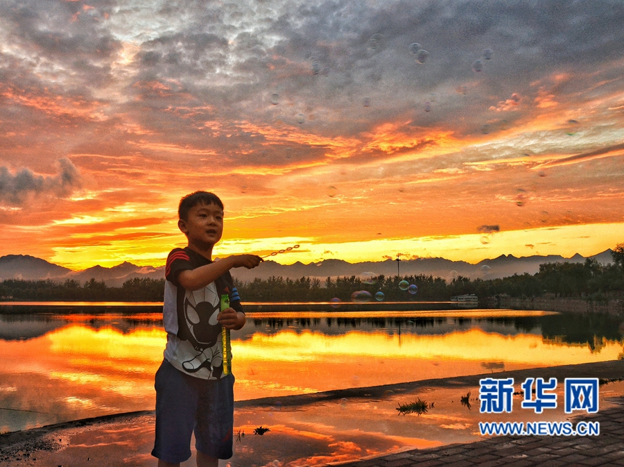 河南濟(jì)源:風(fēng)起云層動 雨歇晚霞明 河南濟(jì)源:風(fēng)起云層動 雨歇晚霞明