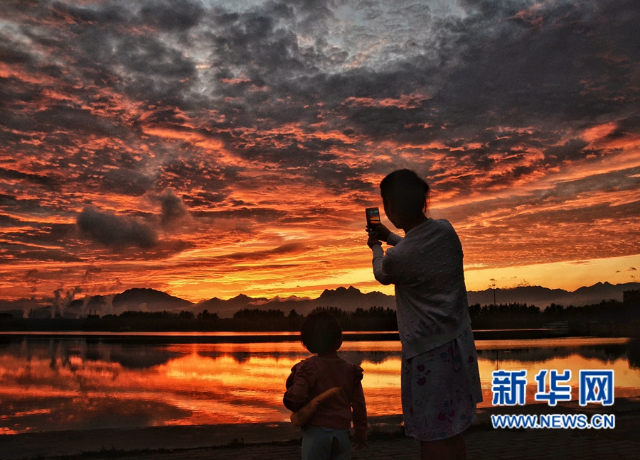 河南濟(jì)源:風(fēng)起云層動 雨歇晚霞明 河南濟(jì)源:風(fēng)起云層動 雨歇晚霞明