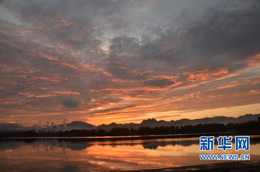 河南濟(jì)源:風(fēng)起云層動 雨歇晚霞明 河南濟(jì)源:風(fēng)起云層動 雨歇晚霞明