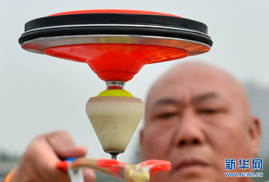 花樣抖空竹 不一樣的視覺(jué)盛宴 花樣抖空竹 不一樣的視覺(jué)盛宴