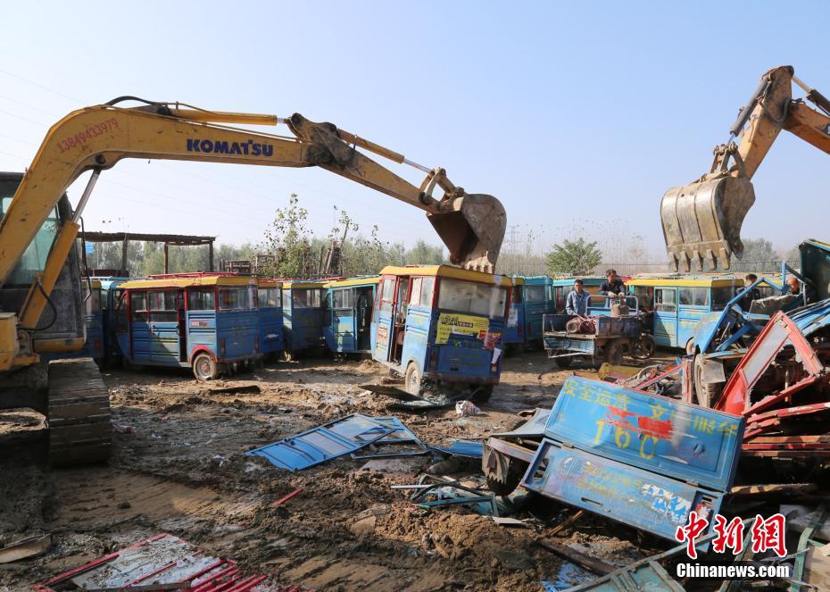 河南鹿邑縣集中銷毀600輛非法營運三輪車 河南鹿邑縣集中銷毀600輛非法營運三輪車
