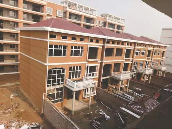 太康一學(xué)校內(nèi)違法建別墅