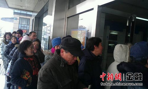 馬年紀(jì)念幣今發(fā)行場面火爆中國大媽多次排隊搶購