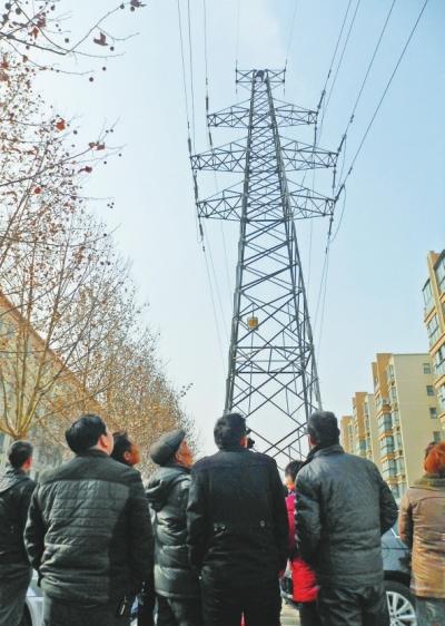 男子炒菜太咸被同事罵 爬上高壓線塔欲輕生(圖)