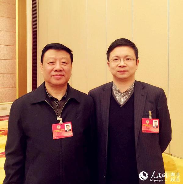 湖北省政協(xié)委員陳潛峰(右)