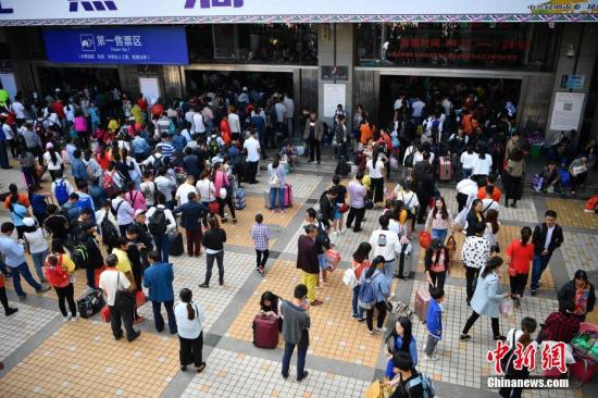 10��1������Ʊ�^(q��)�����(du��)���ÿ�����(d��ng)���Ǉ�(gu��)�c�L(zh��ng)�ٵ�һ�죬������܇վӭ��(l��i)���и߷���������������̽�H������<a target='_blank' href='http://www.chinanews.com/' _fcksavedurl='http://www.chinanews.com/' _fcksavedurl='http://www.chinanews.com/'></p></table>������</a><p>����ӛ�� ��Ƚ�(y��ng) �z