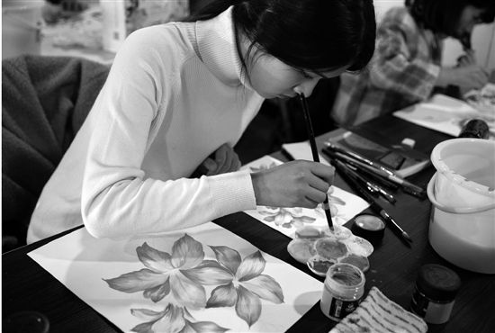 兩位女大學(xué)生20天手繪上百種花卉