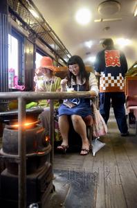 日本推出盛夏暖爐列車乘客揮汗如雨大吃冰淇淋