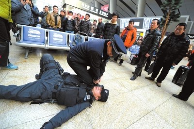 春運(yùn)首日四大站32萬旅客離京火車票退票量猛增