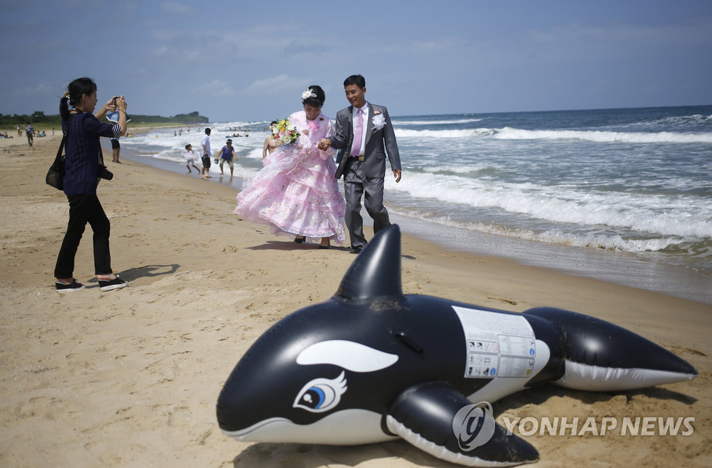 朝鮮人的浪漫婚禮:海邊畫(huà)心 田野里種樹(shù)