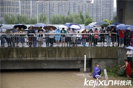 武漢暴雨沖來大魚 市民自帶漁網(wǎng)當(dāng)街捕魚