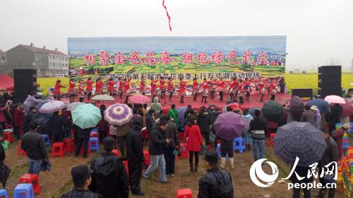 武穴市第五屆油菜花海壟上行活動現(xiàn)場